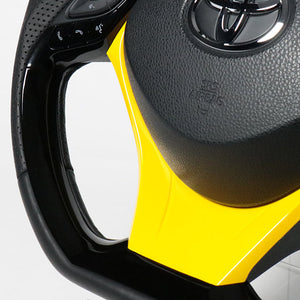REAL ORIGINAL SERIES SET PLATE TYPE + UNDER PAD SET PIANO BLACK PLATE STEERING + YELLOW UNDER PAD BLACK EURO STITCH STEERING WHEEL FOR TOYOTA C-HR 10 50  X10N-PBP-PBP-YLP