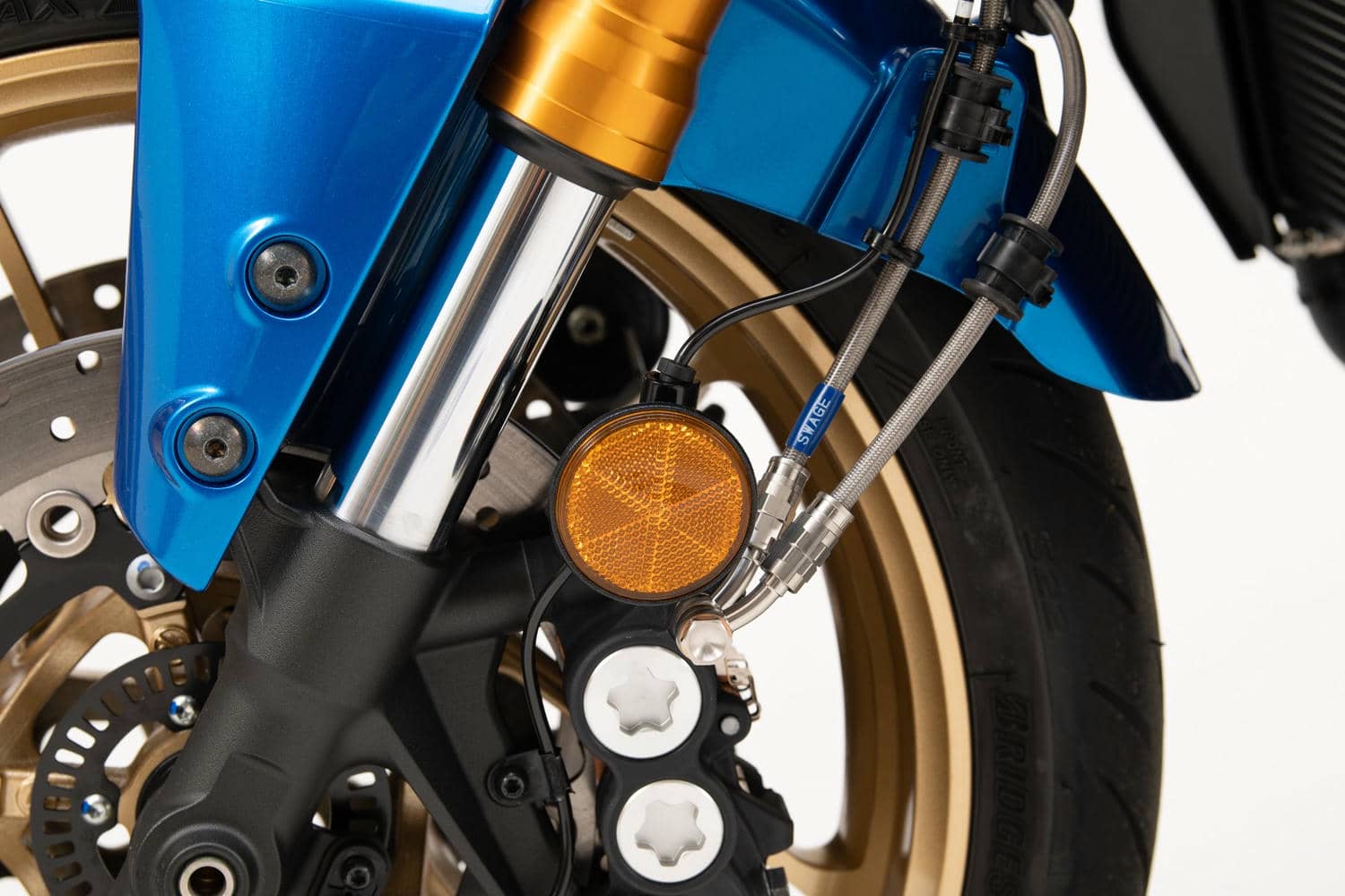 PLOT SWAGE-LINE PRO FRONT BRAKE HOSE KIT BI-PIECE RED AND BLUE ALUMINUM FITTINGS BLACK SMOKE HOSE FOR YAMAHA XSR900 SAPB376FB