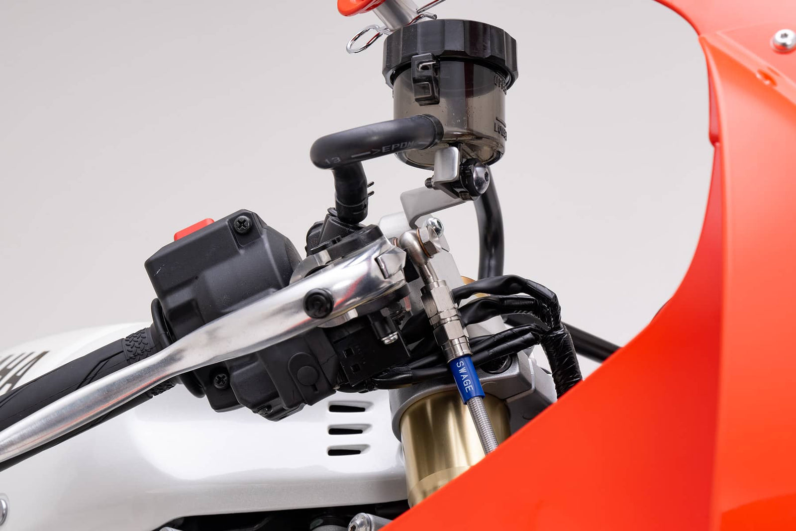 PLOT SWAGE-LINE PRO FRONT BRAKE HOSE KIT BI-PIECE STAINLESS STEEL FITTINGS CLEAR HOSE FOR YAMAHA XSR900GP STP387FB