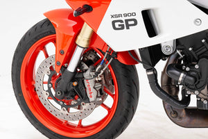 PLOT SWAGE-LINE PRO FRONT BRAKE HOSE KIT BI-PIECE RED AND BLUE ALUMINUM FITTINGS BLACK SMOKE HOSE FOR YAMAHA XSR900GP BREMBO CALIPER SPEC SAPB388FB