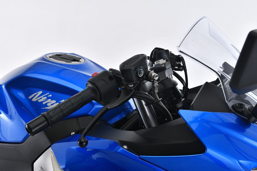 PLOT SWAGE-LINE PRO FRONT BRAKE HOSE KIT RED AND BLUE ALUMINUM FITTINGS BLACK SMOKE HOSE FOR KAWASAKI NINJA250 SAPB763FS