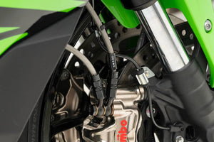 PLOT SWAGE-LINE PRO FRONT BRAKE HOSE KIT BI-PIECE RED AND BLUE ALUMINUM FITTINGS BLACK SMOKE HOSE FOR KAWASAKI NINJA ZX-4RR ZX-4R SE BREMBO CALIPER SPEC SAPB797FB
